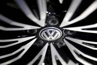  VW rrëzon Toyotan nga froni