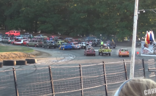 Gara e vozitjes nga prapa, atraksion i automobilizmit [video]