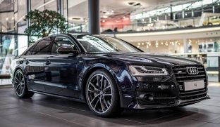Audi S8 Plus ekskluziv me ngjyrë të zezë [foto]