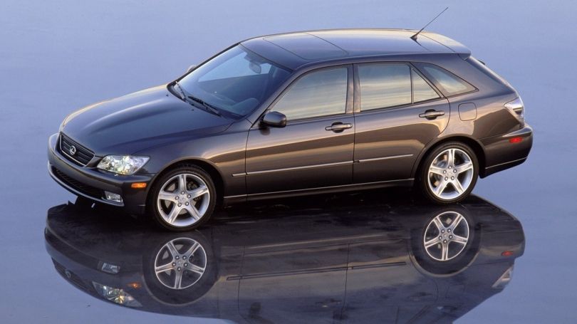  Lexus IS arrin shifrën e një milion shitjeve