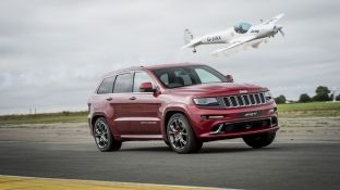 Jeep Grand Cherokee SRT super i shpejtë garon me aeroplan në pistë [video]