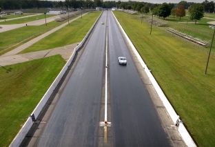  Kroatët provojnë “bishën” e tyre përballë Porsche 918 Spyder [video]