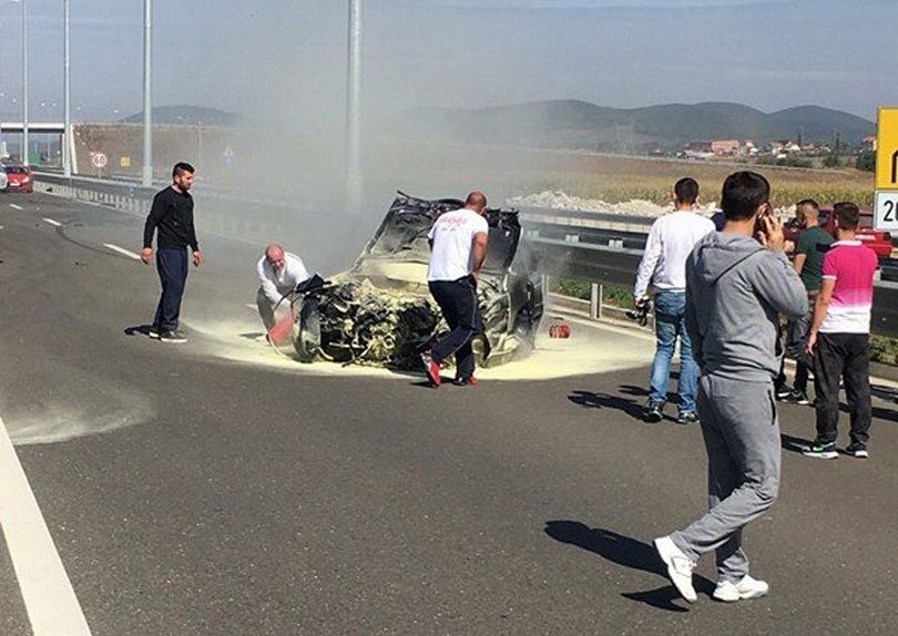  Gara ilegale që çoi në aksident të rëndë në Prishtinë, lajm në mediat ndërkombëtare [foto/video]