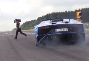  Kameramani i shpëton për pak goditjes nga Lamborghini [video]