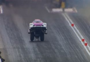  Automobili “fluturon” gjatë garës [video]