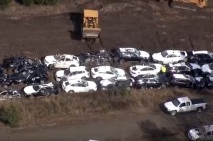  Shkatërrohen rreth 100 vetura BMW pas aksidentit me tren [video]
