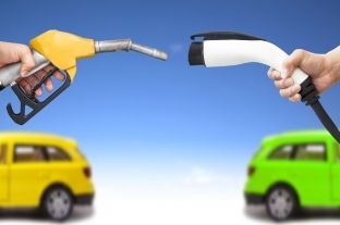 Kalimi në automobilat elektrikë dhe reagimi i grupeve të naftës