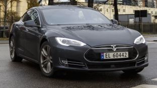 Tesla kompenson disa blerës të veturave të saj në Norvegji