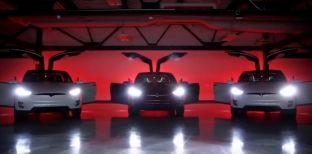  Tesla dhuron spektakël për festat e fundvitit [video]