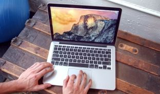 Apple mendon heqjen e portit të kufjeve edhe nga MacBook Pro