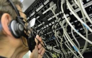 Si ta kuptoni që po ju përgjohet telefoni dhe si të ruheni?