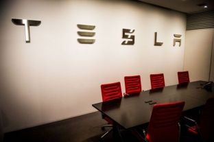 Tesla së shpejti zbulon produktin e ri - Kulmin solar me bateri të integruar