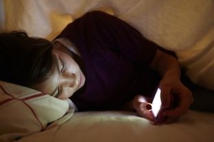 Të rinjtë qëndrojnë në telefon edhe gjatë natës