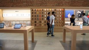 Në dyqan të Apple vidhnin fotot e konsumatorëve, Apple thotë nuk ka prova