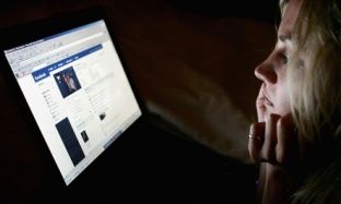 Facebook na dëgjon çdo gjë që themi
