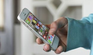 Kur merrni telefonin, cila është gjëja e parë që bëni?