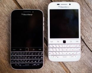 BlackBerry rikthen telefonat me tastierë
