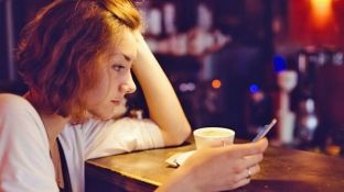 Shfletimi i shpeshtë i Facebookut ju bën më të mjerë