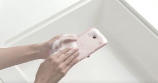 Prezantohet pasardhësi i telefonit që mund të lahet me detergjent [video]