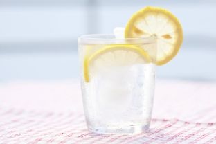 Pse duhet pirët ujë të ngrohtë me limon çdo mëngjes
