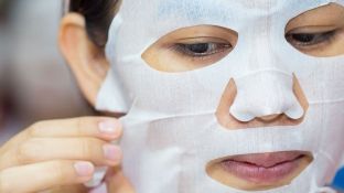  Disa gabime që e zbehin efektin e produkteve kozmetike