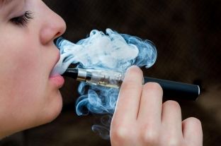 Studimi i fundit: Cigaret elektrike po aq të dëmshme sa duhani