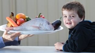 Fëmijët që hanë peshk yndyror janë lexues më të mirë
