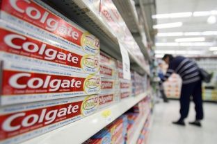 “Colgate Total” përmban kimikatin e rrezikshëm që ndikon në hormone dhe metabolizëm