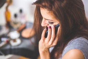 Pse femrat flasin me orë të tëra në telefon