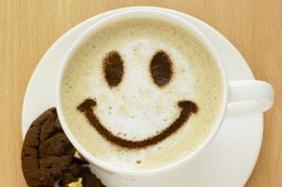 Shkencëtarët: Pesë filxhanë kafe në ditë mund të nxisin halucinacione dëgjimi!