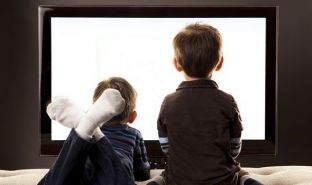  Fëmijët nën pesë vjeç, jo më shumë se një orë në ditë para ekraneve teknologjike