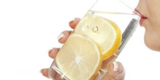 Efektet e shumta të recetës së thjeshtë, ujë dhe limon
