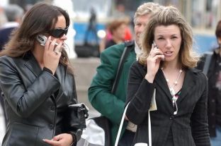 Më së shumti irriton britma në telefon mobil në publik