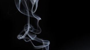 Lënia e cigares edhe në moshën 60-vjeçare zgjat jetën