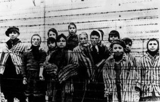 Papa përlotet gjatë vizitës në kampin e Aushvicit [foto]