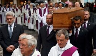 Mijëra njerëz i japin lamtumirën e fundit priftit francez