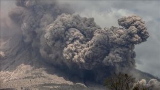 Tre vullkane aktivizohen në Indonezi,  anulon qindra fluturime