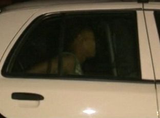 Babai i mbyll në veturë në temperatura të larta, vdesin binjaket