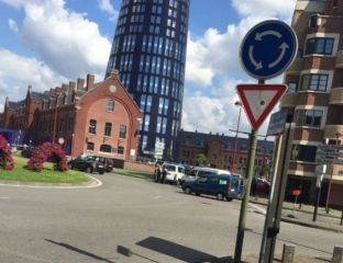 Sulmohen dy policë në Belgjikë, sulmuesi qëllohet