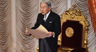 Perandori i Japonisë Akihito kërkon dorëheqje