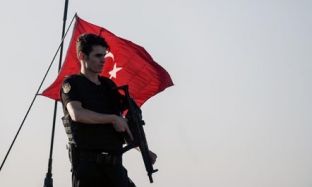 Zhduken dy atashe turq në Athinë