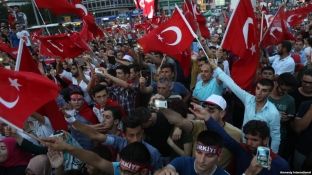 Turqit protestojnë kundër Perëndimit