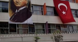 Vazhdon “fshesa” në Turqi, 27 mijë arsimtarë hiqen nga puna