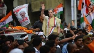 Sonia Gandhi lirohet nga spitali