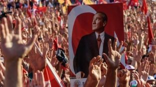 Puçi i dështuar, kriza e fundit që e largon Turqinë prej perëndimit