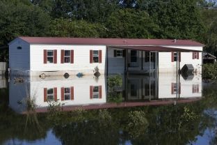 Përmbytjet në SHBA, 13 të vdekur dhe mbi 60 mijë shtëpi të rrënuara