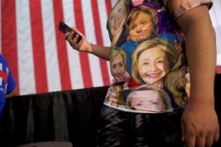 Clinton mposht Trumpin në shtetet kyçe