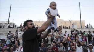 Protesta e refugjatëve në Athinë: Shpëtoni fëmijët tanë