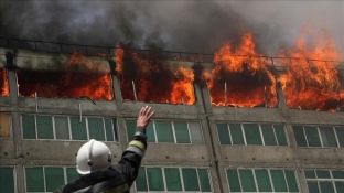 Zjarr në qendrën e emigrantëve në Francë