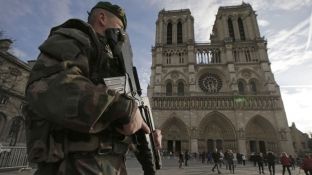 Alarm në Paris, zbulohet makina me 6 bombola gazi në Notre Dame